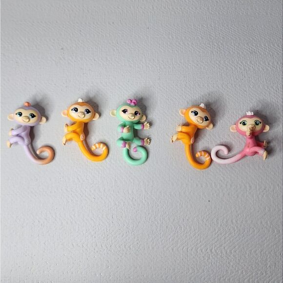 FINGERLINGS MINIS Lot Of 5 POPULAR MINI FIGURE - Picture 1 of 6